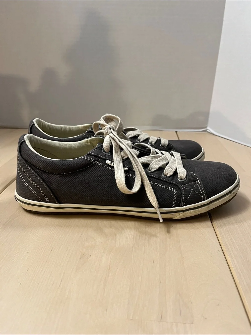 Taos Retro Star RES-12844 Low Lace-Up Gray Canvas Sneakers Women’s 8.5